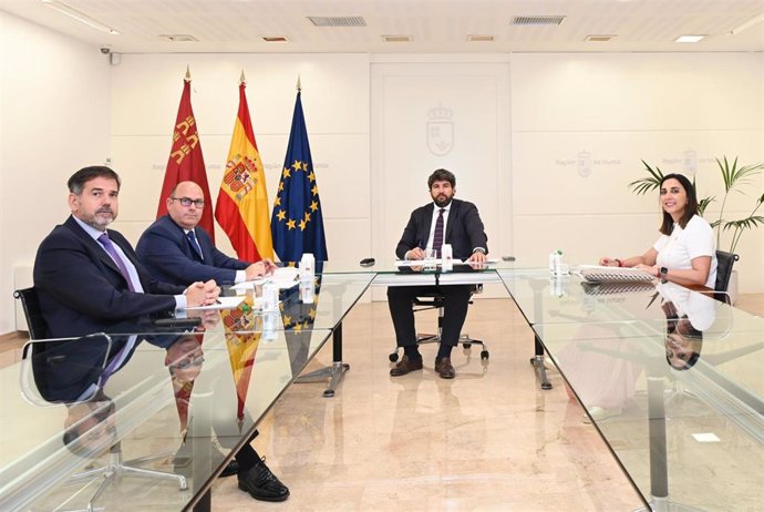 El presidente del Gobierno de la Región de Murcia, Fernando López Miras, durante su reunión con el presidente de la Asociación Interprofesional de Limón y Pomelo (Ailimpo), José Hernández.