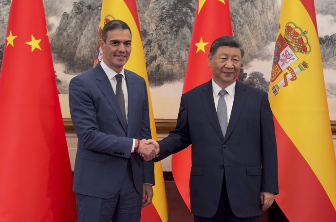 El presidente del Gobierno, Pedro Sánchez, durante su encuentro con el presidente de China, Xi Jinping, en Pekín