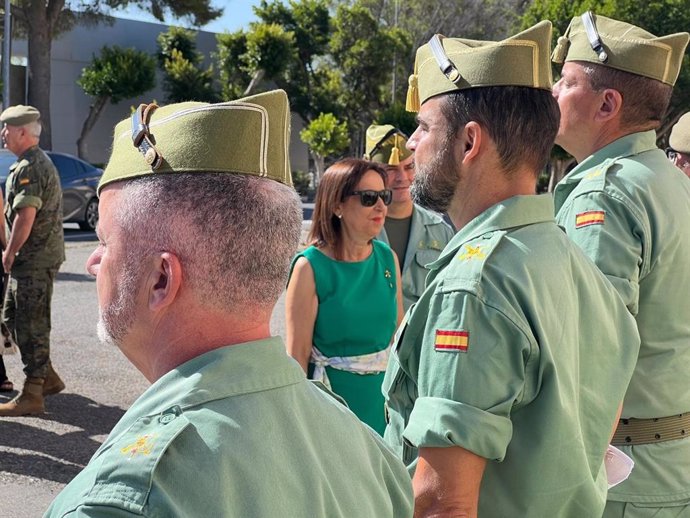 La ministra de Defensa, Margarita Robles, durante su visita a La Legión en Viator (Almería).