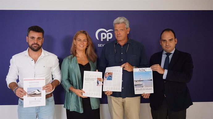 Dirigentes del PP de Sevilla y los diputados nacionales por esta provincia, en rueda de prensa.