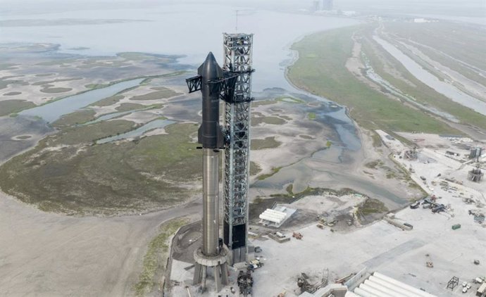 Archivo - El vehículo Starship de SpaceX se encuentra completamente apilado en las instalaciones de Starbase de la compañía en el sur de Texas en abril de 2023, antes de un intento de vuelo de prueba orbital planificado.