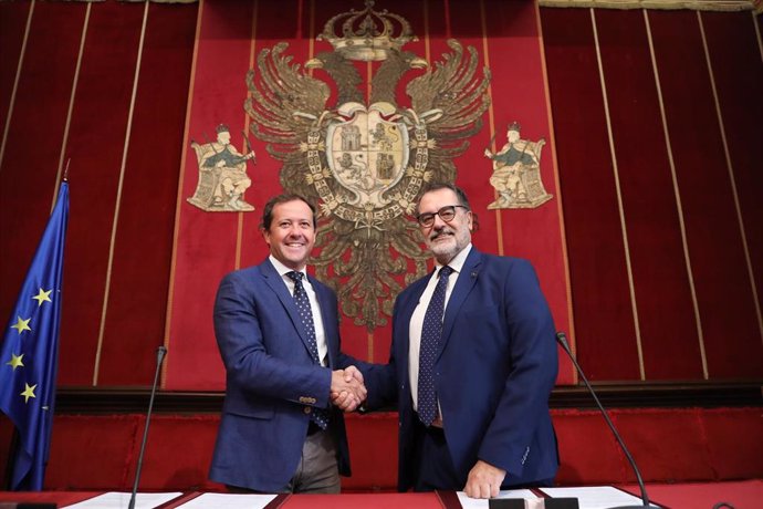 El alcalde de Toledo, Carlos Velázquez, y el presidente de la Junta Provincial de Toledo de la Asociación Española contra el Cáncer, Fernando Jou.