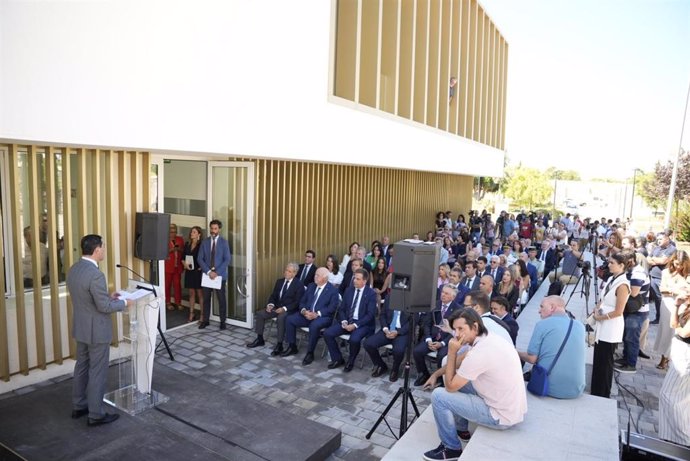 El presidente de la Junta de Andalucía, Juanma Moreno, en la inauguración de la nueva sede judicial de Lucena (Córdoba).