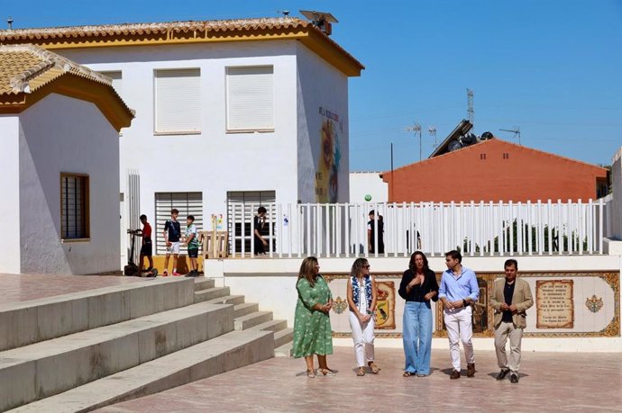 La consejera de Inclusión Social, Loles López, en el centro de día para mayores de Lucena del Puerto, en Huelva, al que se destinarán más de 600.000 euros para obras de mejora y ampliación.