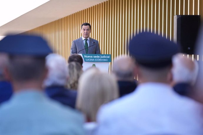 El presidente de la Junta de Andalucía, Juanma Moreno, este lunes en Lucena (Córdoba) en la inauguración de una nueva sede judicial.