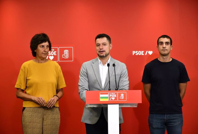 El diputado socialista Raúl Díaz junto a los concejales Estrella Santana y Fernando Jiménez