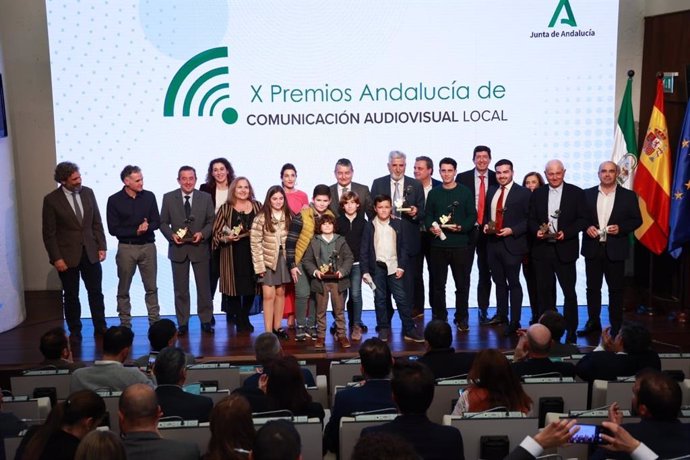 Foto de familia con los premiados en la X edición de los Premios Andalucía de Comunicación Audiovisual Local.