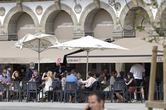 Archivo - Varias personas en la terraza de un bar, en A Coruña