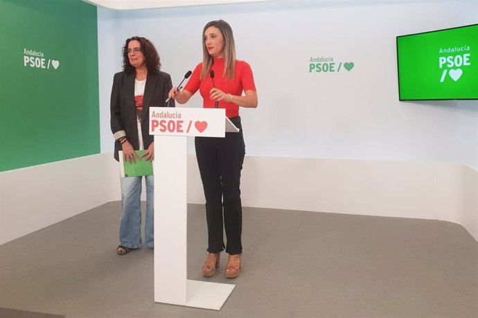 Las parlamentarias del PSOE-A Susana Rivas y María Márquez, este lunes en rueda de prensa.