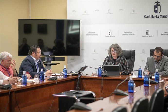 La consejera de Desarrollo Sostenible, Mercedes Gómez, se reúne con la nueva Junta directiva de la Federación de Caza de Castilla-La Mancha en la Sala de Juntas de la Consejería de Desarrollo Sostenible