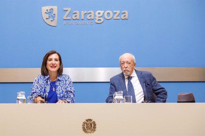 La consejera municipal de Cultura del Ayuntamiento de Zaragoza, Sara Fernández; y el director del Auditorio de Zaragoza, Miguel Ángel Tapia