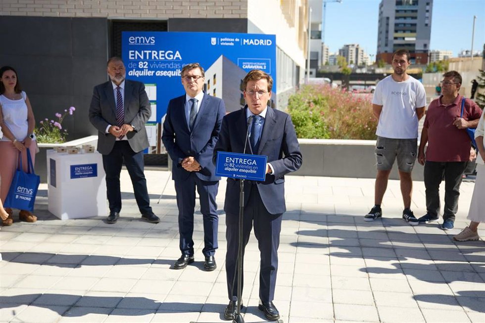 El alcalde de Madrid, José Luis Martínez-Almeida, interviene durante la entrega de las llaves de 82 viviendas destinadas a alquiler asequible, a 9 de septiembre de 2024, en Madrid (España). 