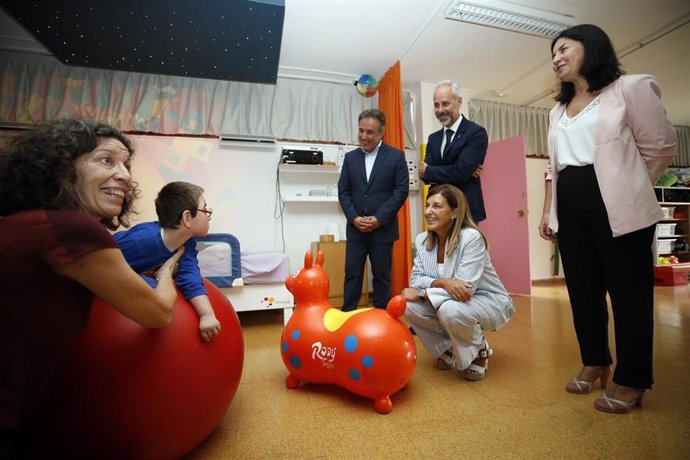 La presidenta de Cantabria, María José Sáenz de Buruaga; el consejero de Educación, Sergio Silva; y el alcalde de Camargo, Diego Movellán, en el Centro de Educación Especial Parayas