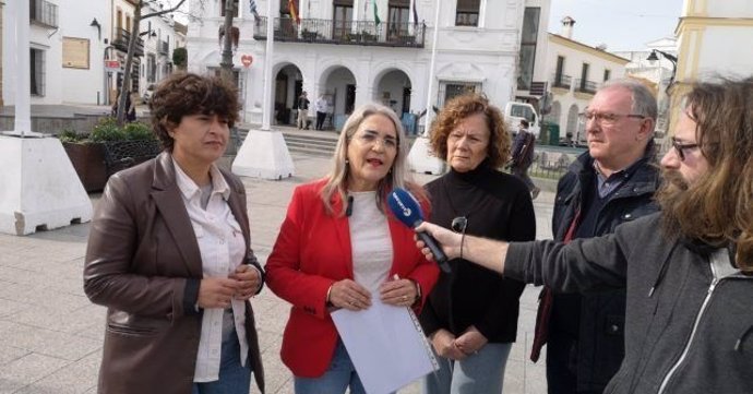 La portavoz del PSOE del Ayuntamiento de Cartaya, Pepa González Bayo, en una atención a medios.