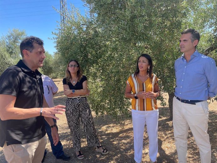 Fernández-Pachecho (1d), en la visita al centro Ifapa Venta del Llano.