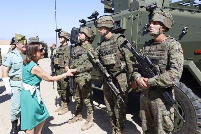 La ministra de Defensa, Margarita Robles, saluda a caballeros legionarios de la Brigada 'Rey Alfonso XIII' (Brileg).