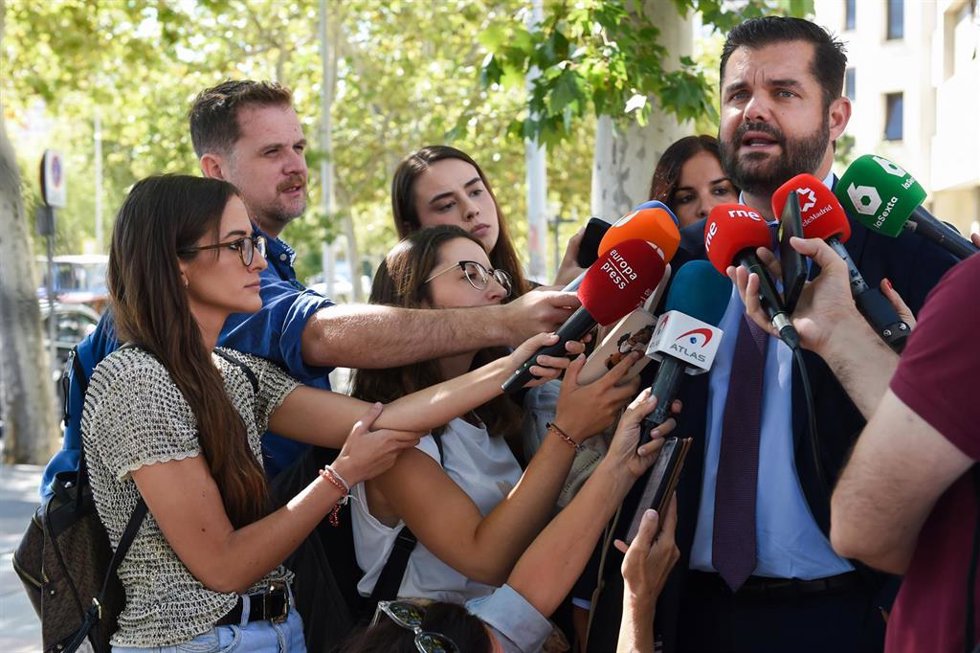El presidente de Iustitia Europea, Luis María Pardo, a su salida de los juzgados de Plaza de Castilla tras declarar contra Begoña Gómez en calidad de acusación popular, a 9 de septiembre de 2024, en Madrid (España). El abogado y presidente del partido p