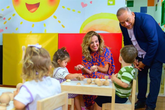 La presidenta del Cabildo de Tenerife, Rosa Dávila, y el consejero de Empleo, Efraín Medina, en una visita a una escuela infantil para presentar el 'cheque guardería'