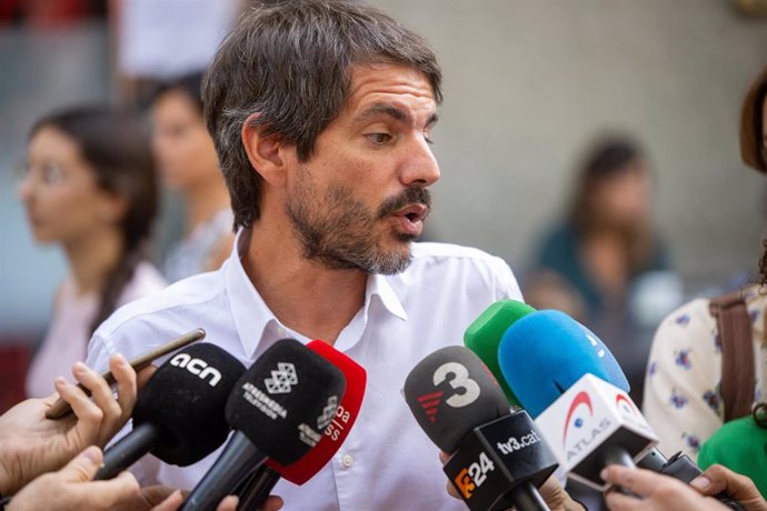 El ministro de Cultura, Ernest Urtasun, ofrece declaraciones a los medios durante su visita a la Diada de Sant Fèlix, a 30 de agosto de 2024, en  Vilafranca del Penedès, Barcelona, Catalunya (España).