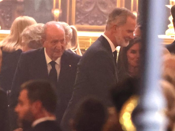 El Rey Juan Carlos, el Rey Felipe y la Reina Letizia en la Catedral Castrense durante el funeral por Juan Gómez-Acebo