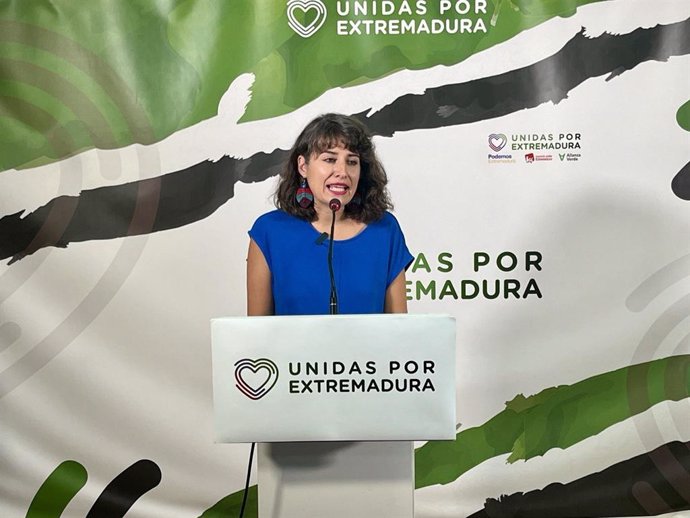 La portavoz de Unidas por Extremadura, Irene de Miguel, en rueda de prensa.