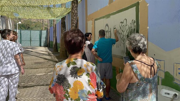 La Unidad de Salud Mental del Centro Asistencial San Juan de Dios Málaga acoge un taller artístico dirigido a los pacientes para emplear el arte con el fin de fomentar la corresponsabilidad junto a sus familiares.