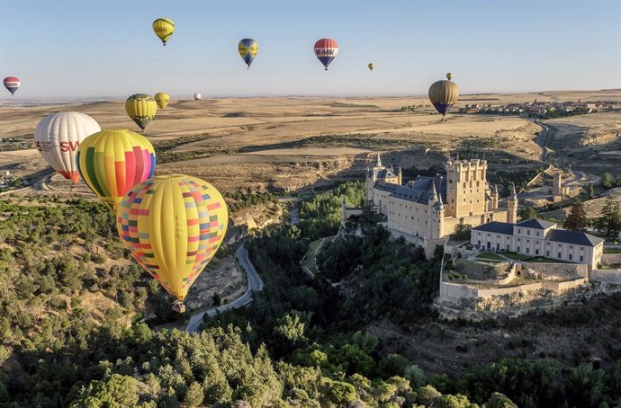 Archivo - Edición anterior del festival de globos de Segovia, con aeronaves sobre el Alcázar.