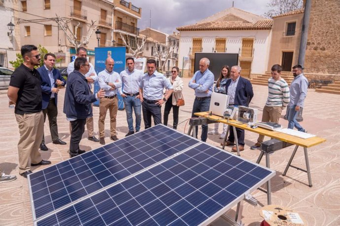 Archivo - El presidente de la Diputación de Almería contempla unas placas solares.