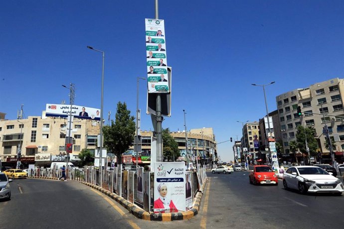 Carteles con candidatos a las elecciones legislativas en Jordania en una calle de la capital, Amán (archivo)