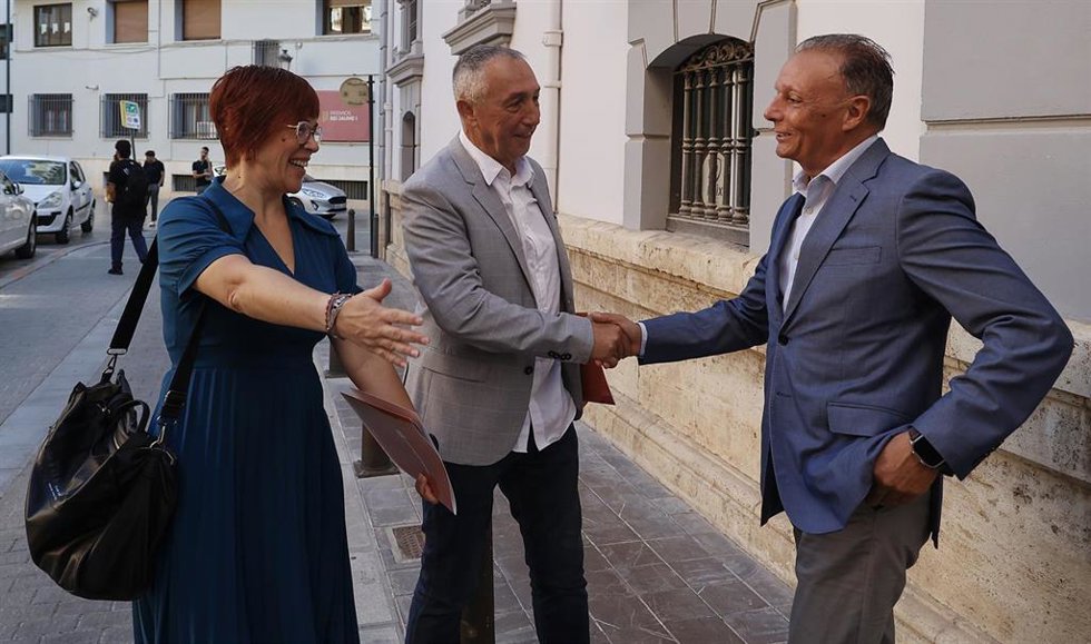El síndic de Compromís en Les Corts, Joan Baldoví, y la diputada en el Congreso de los Diputados, gueda Micó, se reúnen con el presidente de la Confederación Empresarial de la Comunitat Valenciana (CEV), Salvador Navarro.