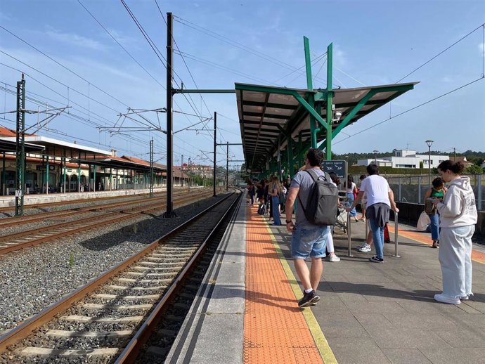 Archivo - Pasajeros en el andén de la estación de Vilagarcía de Arousa después de que una avería en un tren de la línea entre Vigo y A Coruña obligase a detener el servicio