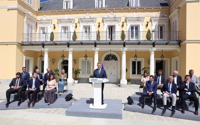 El presidente del PP, Alberto Núñez Feijóo, durante una rueda de prensa posterior a la reunión con los barones del PP, en el Palacio de los Duques de Pastrana, a 6 de septiembre de 2024, en Madrid (España). Durante el encuentro, al que acuden los once pre