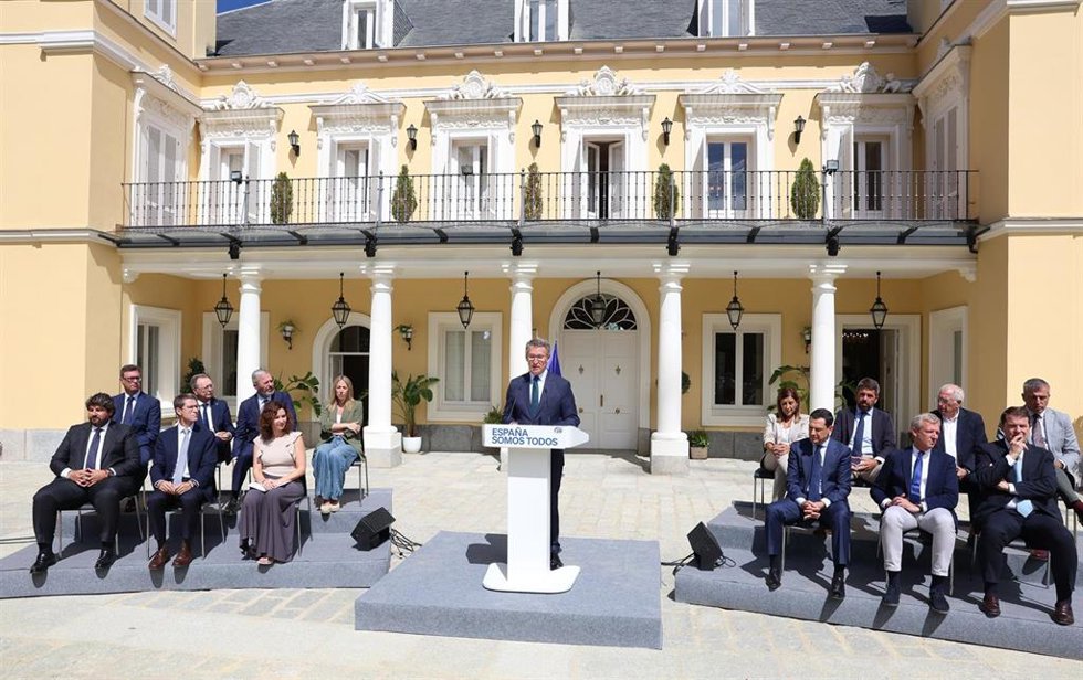 El presidente del PP, Alberto Núñez Feijóo, durante una rueda de prensa posterior a la reunión con los barones del PP, en el Palacio de los Duques de Pastrana, a 6 de septiembre de 2024, en Madrid (España). Durante el encuentro, al que acuden los once p