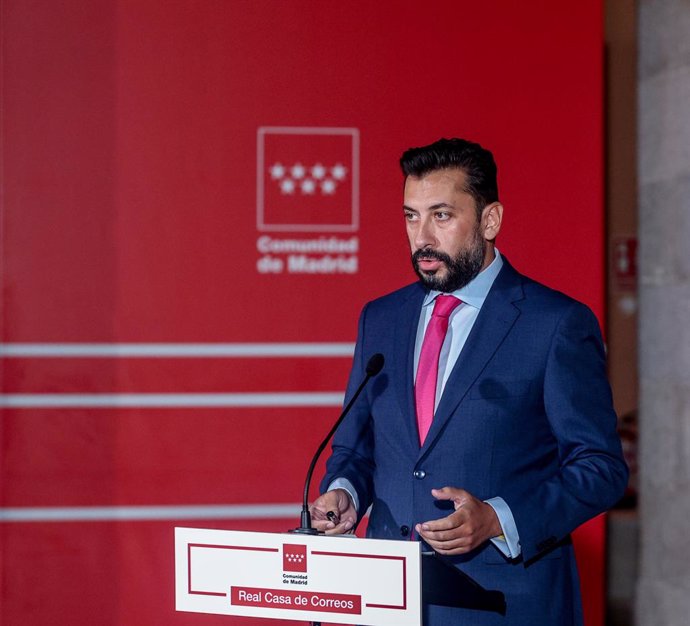 El portavoz del PP en la Asamblea de Madrid, Carlos Díaz-Pache, durante una rueda de prensa tras una reunión, en la Real Casa de Correos, a 5 de septiembre de 2024, en Madrid (España). Los portavoces de Más Madrid (Manuela Bergerot), PSOE (Juan Lobato), V