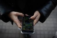 Educación confía en que la prohibición de móviles en las aulas funcionará "bien"