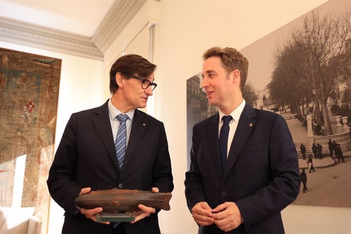 El presidente de la Generalitat, Salvador Illa, con el alcalde de Figueres (Girona), Jordi Masquef