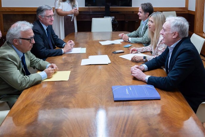 Reunión de los consejeros de Agricultura; Javier Rincón; Medio Ambiente y Turismo, Manuel Blasco; Hacienda, Roberto Bermúdez de Castro; Presidencia, Economía y Justicia, Mar Vaquero; y Fomento, Octavio López.