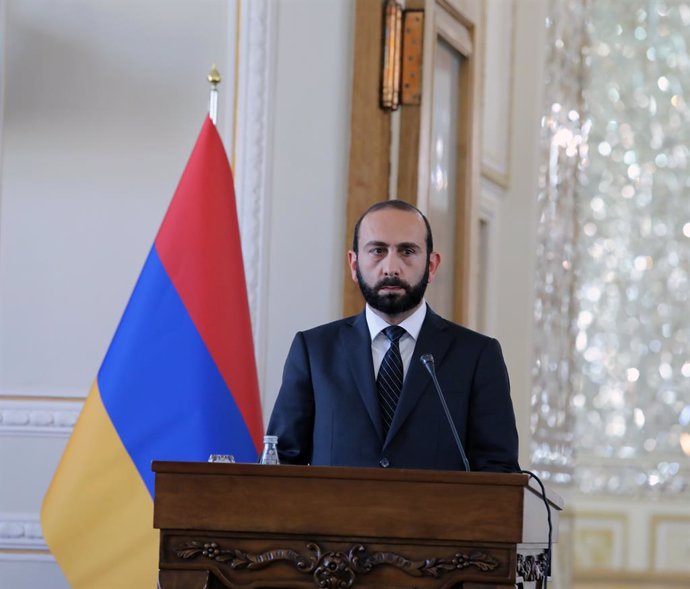 Archivo - October 4, 2021, Tehran, Tehran, Iran: A handout photo made available by the Iranian Foreign Minister HOSSEIN AMIR ABDOLLAHIAN (unseen) and Armenian Foreign Minister ARARAT MIRZOYAN hold a joint press conference in Tehran, Iran on October 04, 20