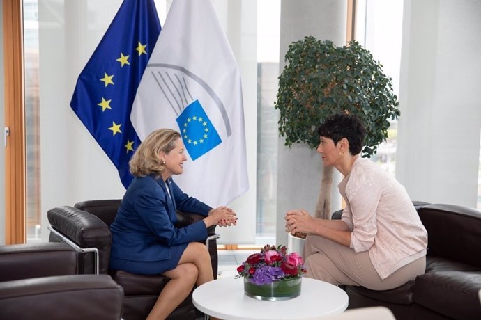 Elma Saiz con Nadia Calviño.