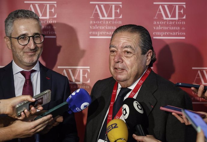 El presidente de la Asociación Valenciana de Empresarios (AVE), Vicente Boluda, y el secretario de Estado de Política Territorial, Arcadi España