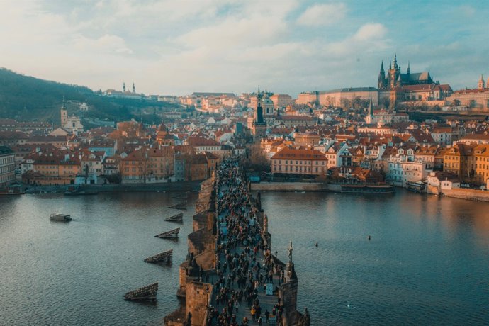 Vista de Praga, con uno de sus famosos puentes en primer plano.