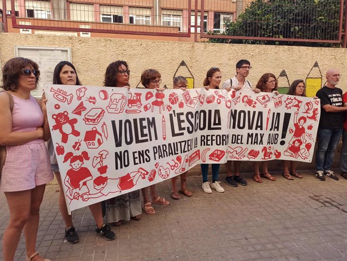 Protesta davant del Max Aub de València a l'inici del curs