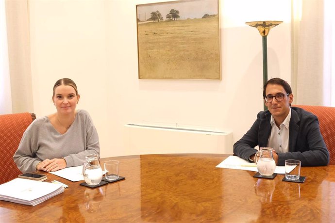 La presidenta del Govern, Marga Prohens, en una reunión con el portavoz del PSIB, Iago Neguruela.