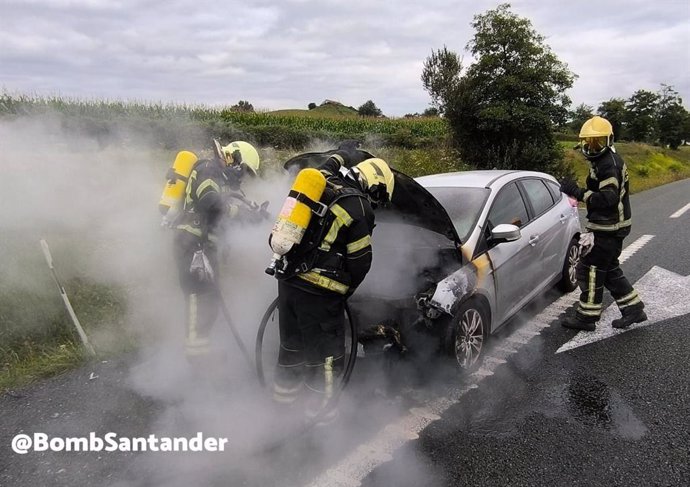 Bomberos de Santander extinguen un incendio en un vehículo en la A-67.