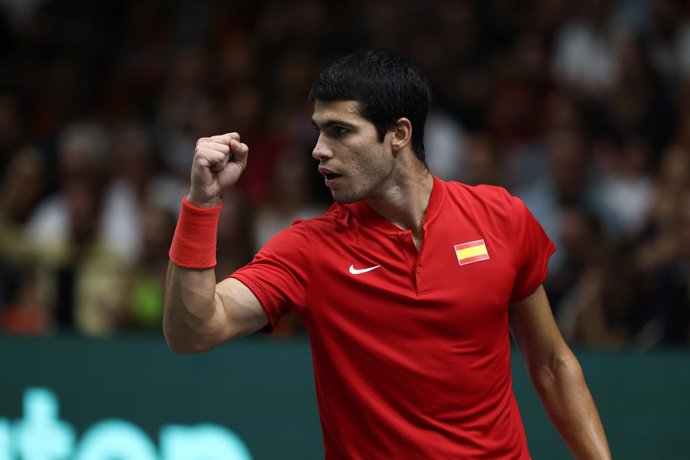 Archivo - Carlos Alcaraz of Spain in action against Soonwoo Kwon of Korea during the Davis Cup by Rakuten 2022, Finals Group B, tennis match 2 played between Spain and Korea at Fuente de San Luis pavilion on September 18, 2022, in Valencia, Spain.