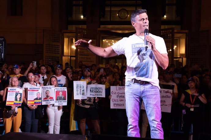 Archivo - El líder opositor venezolano, Leopoldo López, interviene durante una concentración de apoyo a Venezuela, en la plaza de Cibeles