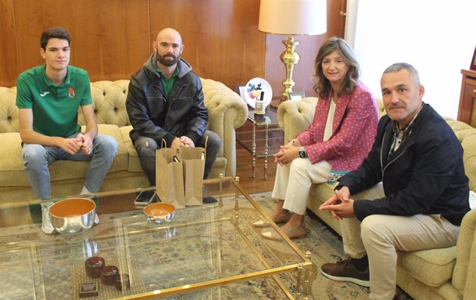 El atleta Raúl Matilla, a la izquierda de la imagen durante la recepción institucional de este lunes en la Universidad de León.