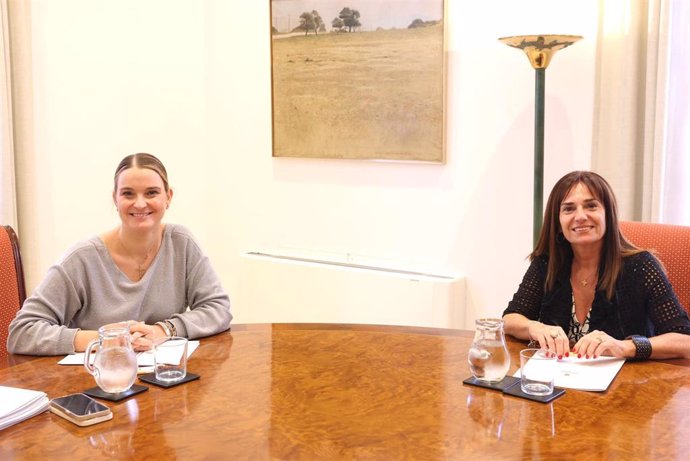 La presidenta del Govern, Marga Prohens, con la portavoz de Vox en el Parlament, Manuela Cañadas.