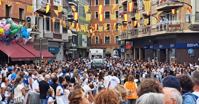 Gran ambiente en la calle durante las fiestas de Barbastro.