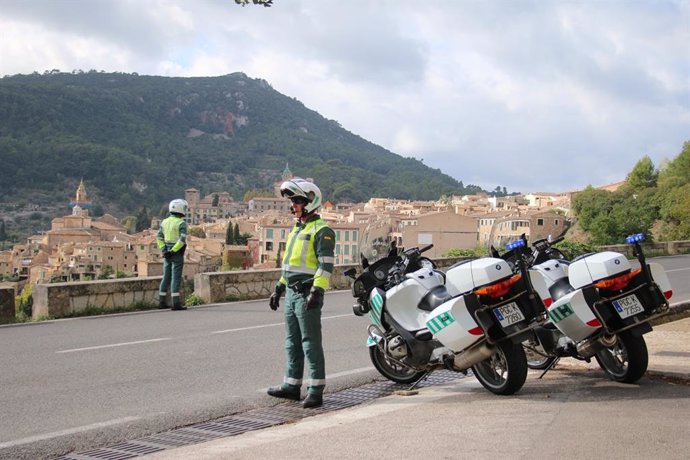 Control de la Guardia Civil en la carretera de la Serra de Tramuntana.